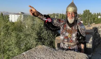 Savaş kıyafetini giydi, Malazgirt Kalesi’ni yeniden fethetti
