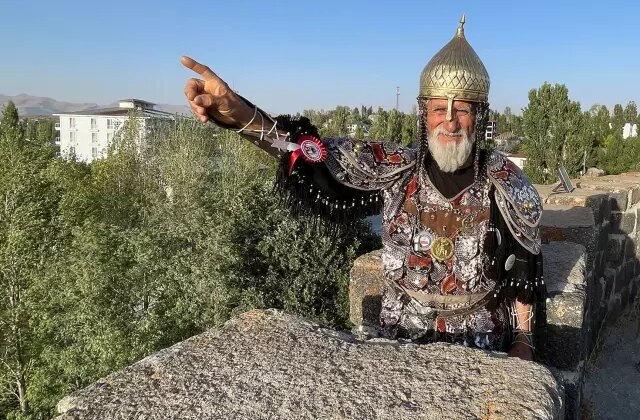 Savaş kıyafetini giydi, Malazgirt Kalesi’ni yeniden fethetti