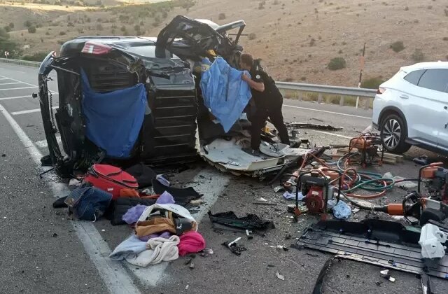 Hafif ticari araç ile otomobil kafa kafaya çarpıştı: 4 ölü, 2 yaralı