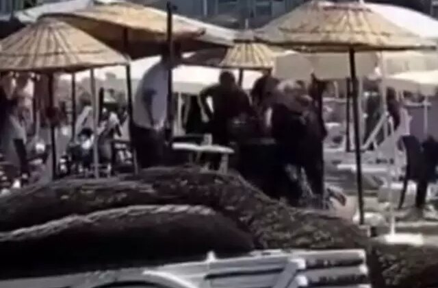 Halk plajında şezlong kavgası: Zabıta ile para toplayanlar arasında arbede