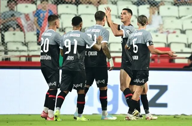 İlk galibiyet geldi! Karagümrük’ten stadı 90+3’te sessizliğe büründüren gol