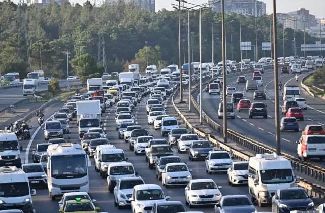 İstanbul’da pazar sabahı yoğun trafik! Birkaç dakikalık yol 40 dakikayı aştı