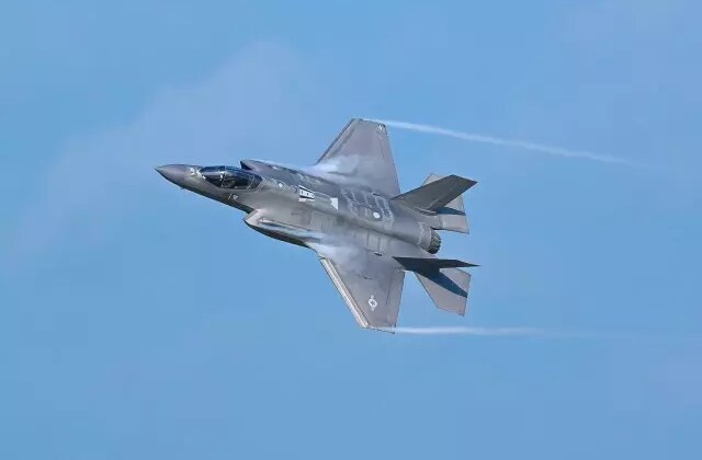 Japonya’da savaş uçağı okyanusa düştü, pilot kendini fırlatarak kurtuldu