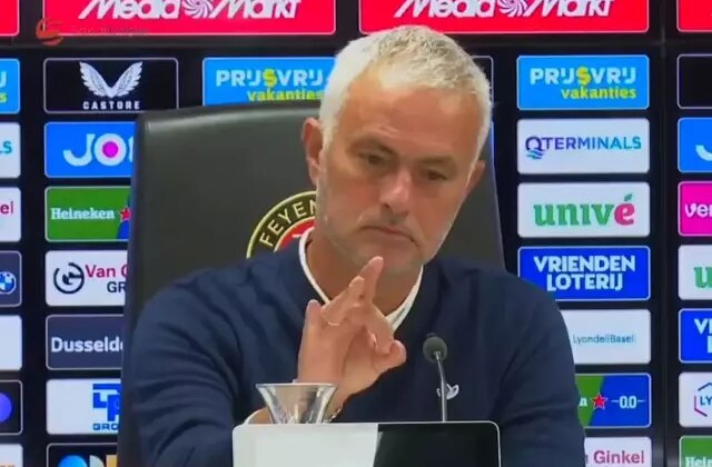 Jose Mourinho’dan basın toplantısına damga vuran hareket