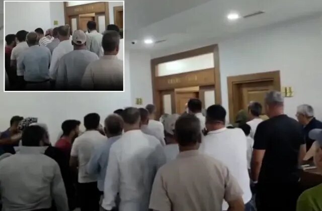 Kahramanmaraş’ta susuz kalan vatandaşlar bidonlarla belediyeyi bastı