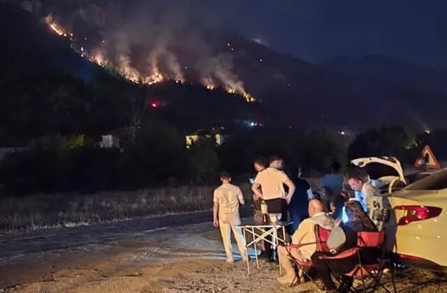Karabük’te orman yangınını çay içerek izlediler