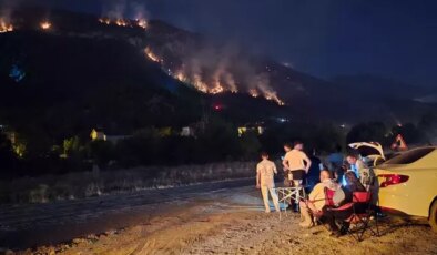 Karabük’te orman yangınını kamp sandalyesine yaslanıp izlediler