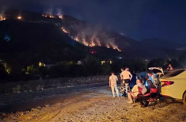 Karabük’te orman yangınını kamp sandalyesine yaslanıp izlediler