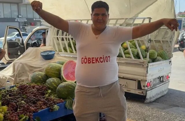 Göbek atarak karpuz satan genç sosyal medyayı salladı