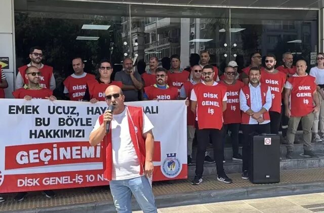 Karşıyaka Belediyesi işçileri, maaş alamadıkları gerekçesiyle eylem yaptı