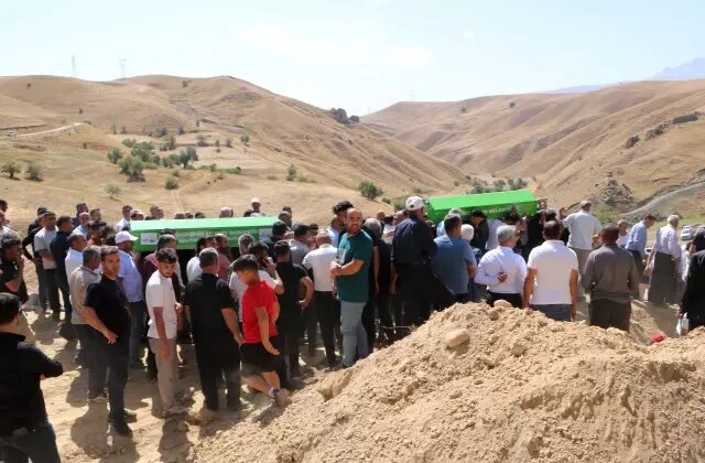Kazada ölen aynı aileden 5 kişi, yakınlarının düğününe gidiyormuş