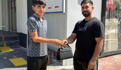15 yaşındaki Ömer, çöplerin yanında bulduğu servet değerindeki altınları polise teslim etti