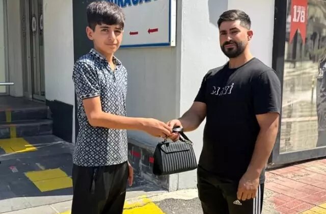 15 yaşındaki Ömer, çöplerin yanında bulduğu servet değerindeki altınları polise teslim etti