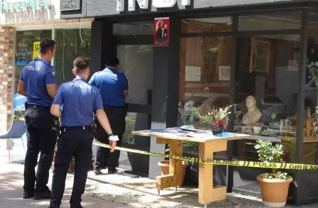 Koku yayılınca ekipler çağrıldı, iş yerinden çıplak cansız bedeni çıktı