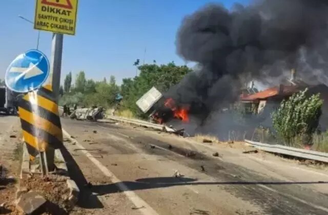 Konya’da çekici ile otomobil çarpıştı! 3 kişi hayatını kaybetti