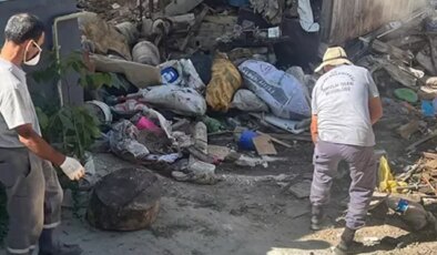 Kötü koku nedeniyle mahalleli ayaklandı, evden 20 kamyon çöp çıktı