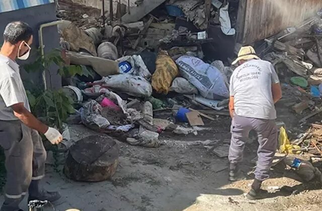 Kötü koku nedeniyle mahalleli ayaklandı, evden 20 kamyon çöp çıktı