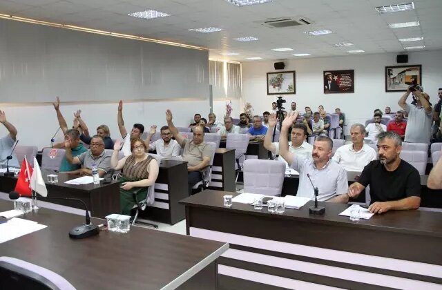 Kula Belediyesi’nde CHP’li 3 katip üye istifa etti