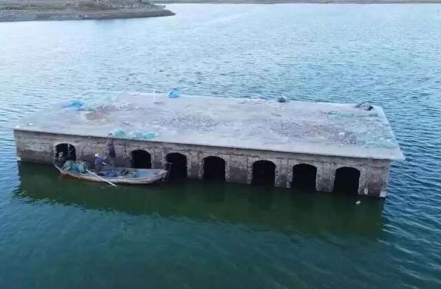 Kuraklık nedeniyle su seviyesinin düştüğü barajda eski yerleşim yeri ortaya çıktı
