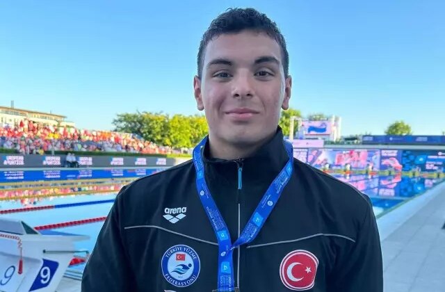 Milli yüzücü Nusrat Allahverdi, gençlerde dünya şampiyonu oldu