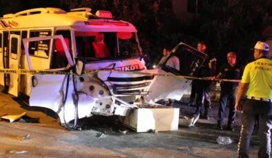 Minibüs ve otomobil çarpıştı: Kopan kulağı dakikalarca aradılar