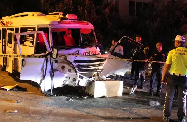 Minibüs ve otomobil çarpıştı: Kopan kulağı dakikalarca aradılar