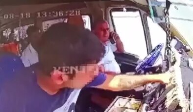 Kırmızı ışıkta bekleyen minibüsten paraları alıp kaçtı