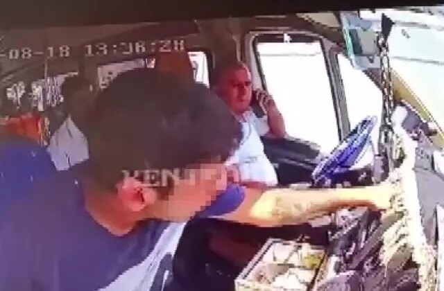Kırmızı ışıkta bekleyen minibüsten paraları alıp kaçtı