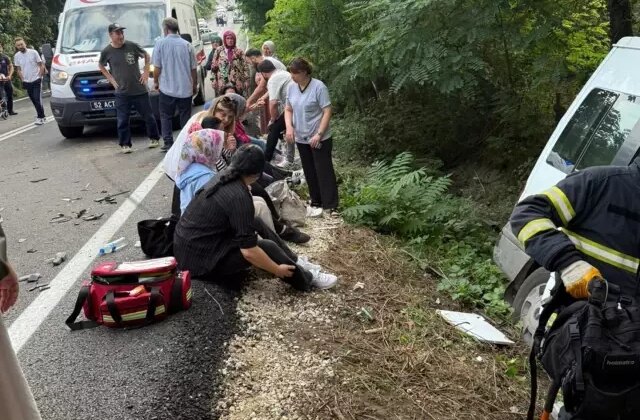 Ordu’da minibüs ile otomobil çarpıştı: 16 yaralı