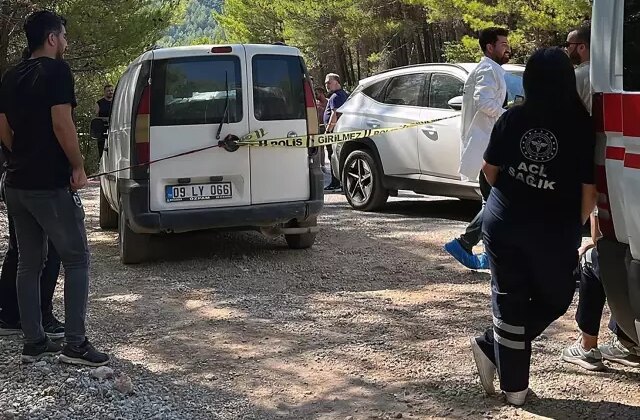 Otomobilde tüfekle vurulmuş halde ölü bulundu