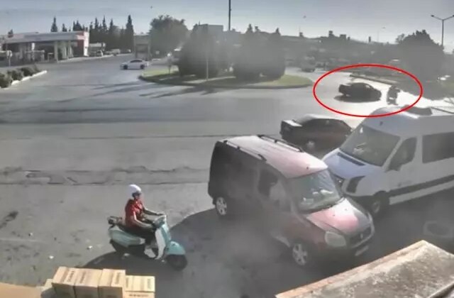 Otomobilin çarptığı motosiklet sürücüsü metrelerce sürüklendi