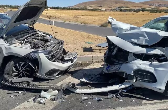 Otomobiller çarpıştı: 10 yaralı