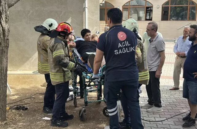 Oyun oynarken demir korkuluk çocuğun koluna saplandı