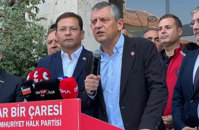 Özgür Özel, ziyarete gittiği ilçede depreme yakalandı