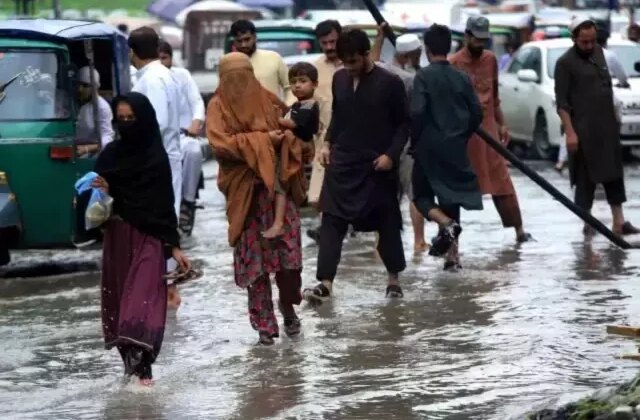 Pakistan’da muson yağmurlarında can kaybı 674’e yükseldi