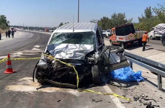 Panelvan ile hafif ticari araç çarpıştı: 3 ölü, 3 yaralı