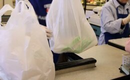 Plastik poşet yerine sadece kağıt ve bez çanta satan marketler yandı