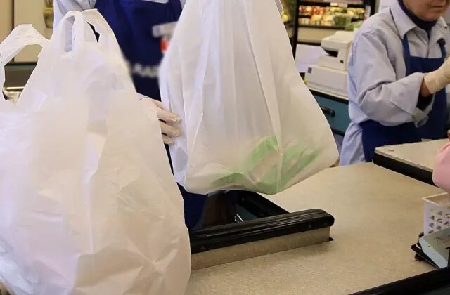 Plastik poşet yerine sadece kağıt ve bez çanta satan marketler yandı