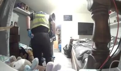 Polis, arama yaptığı evde ev sahibi kadının iç çamaşırlarını çaldı