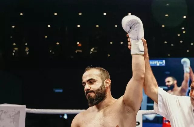 Polis memuru, kick boks müsabakasında Pakistanlı rakibini ikinci rauntta nakavt ederek şampiyon oldu