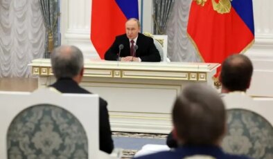 Trump zirvesi sonrası kurmaylarıyla bir araya gelen Putin’den kritik mesaj