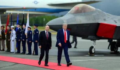 Resmen Putin’e gözdağı! Kırmızı halıda yürürken üstlerinden ABD savaş uçakları geçti