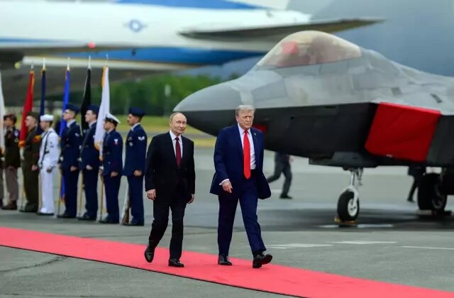 Resmen Putin’e gözdağı! Kırmızı halıda yürürken üstlerinden ABD savaş uçakları geçti