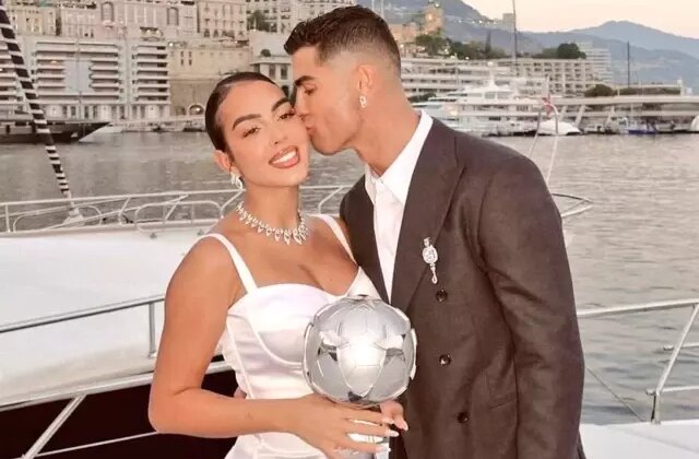 Ronaldo, 2 çocuğunun annesi olan sevgilisine 9 yıl sonra evlilik teklifi etti