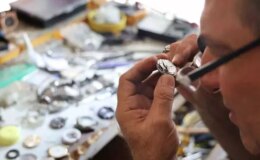 Saat ustaları çıraksız kaldı! Bir meslek sessizce yok oluyor