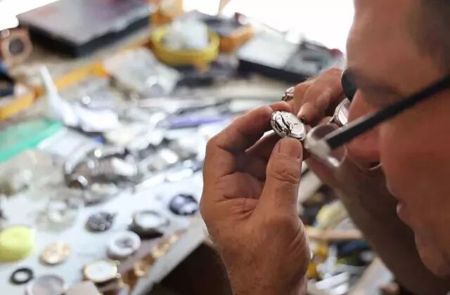 Saat ustaları çıraksız kaldı! Bir meslek sessizce yok oluyor