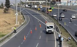 Şiddetli rüzgar aydınlatma direğini devirdi, E-5 trafiğe kapatıldı