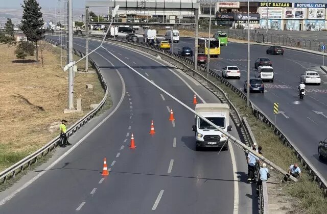 Şiddetli rüzgar aydınlatma direğini devirdi, E-5 trafiğe kapatıldı