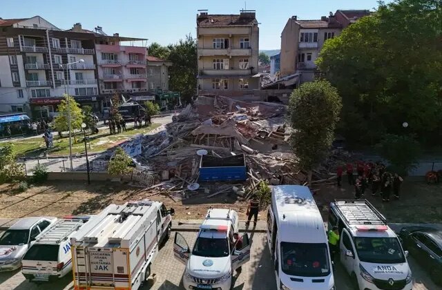 Sındırgıda’daki depremde yıkılan binayla ilgili jet soruşturma! 2 kişi gözaltında