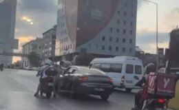 Trafikte acımasız saldırı! Defalarca yumrukladı